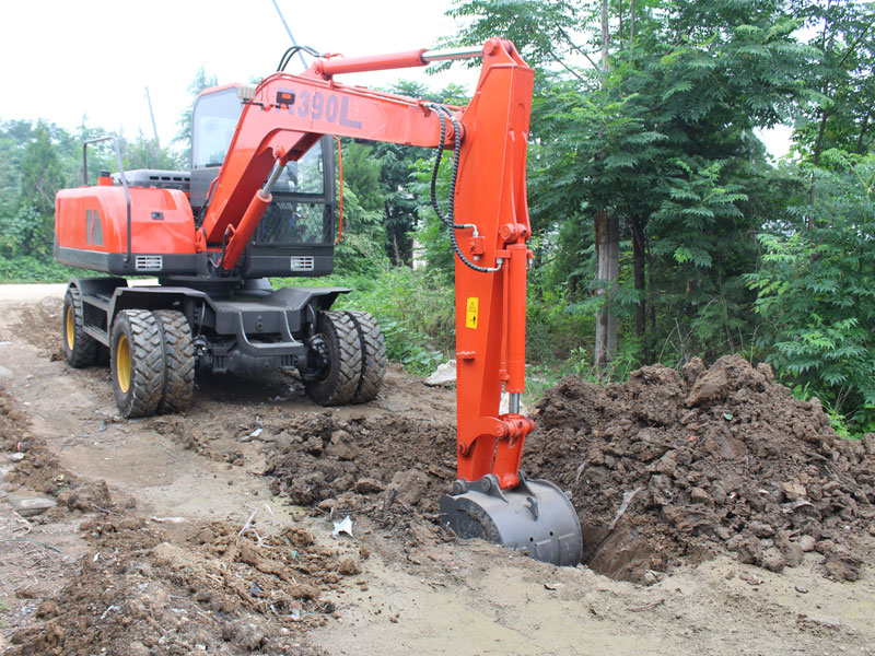乐鱼体育-R390L小型轮胎式挖掘机挖土施工